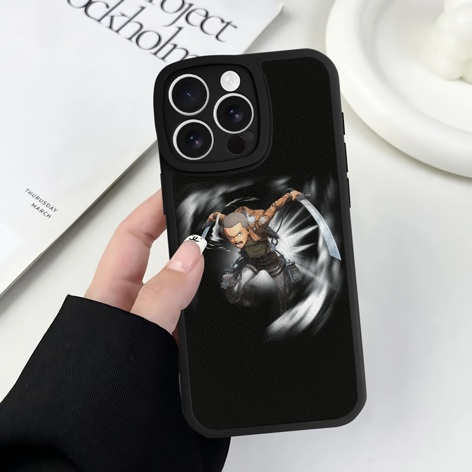 （画像用） 進撃の巨人 コニー·スプリンガー Attack on Titan Connie Springer 【iPhone 16シリーズ対応】シリコンスマホケース（レザー調） 材質：シリコン